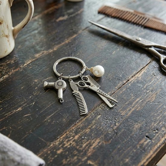 8721438355679 Zilverkleurige metaal sleutelhanger dames en heren met kappers charms – schaar, kam en föhn hanger met parel detail – stylist keychain voor kappers en hairstylists