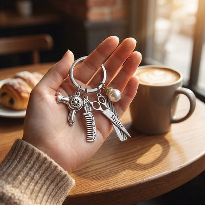 8721438355679 Zilverkleurige metaal sleutelhanger dames en heren met kappers charms – schaar, kam en föhn hanger met parel detail – stylist keychain voor kappers en hairstylists