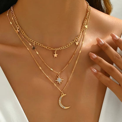 8721381451398 Dames Ketting – Gelaagd Design – Goudkleurig – Met Sterretjes, Maanhanger en Strassdetails