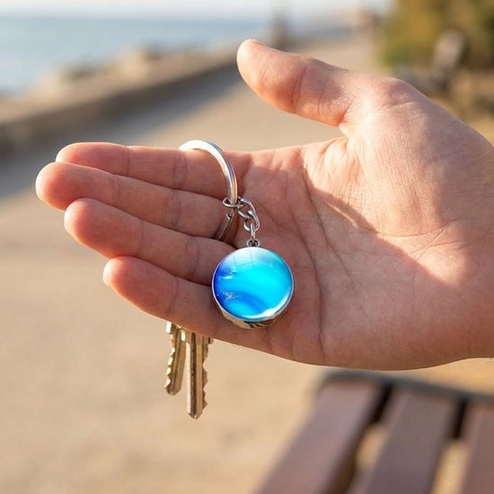 Zilverkleurige ronde sleutelhanger met planeet Neptunus afbeelding – sleutelhanger voor dames en heren – metalen keychain met blauwe planeet hanger en schakel ketting
