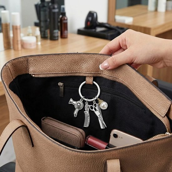 8721438355679 Zilverkleurige metaal sleutelhanger dames en heren met kappers charms – schaar, kam en föhn hanger met parel detail – stylist keychain voor kappers en hairstylists