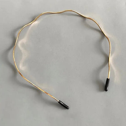 Dunne metalen haarband – goudkleurig met zwarte uiteinden – flexibele minimalistische hoofdband