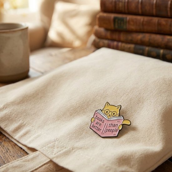 8721438366880 Schattige Kattenbroche met Boek – “Books Are Better Than People” Emaille Pin
