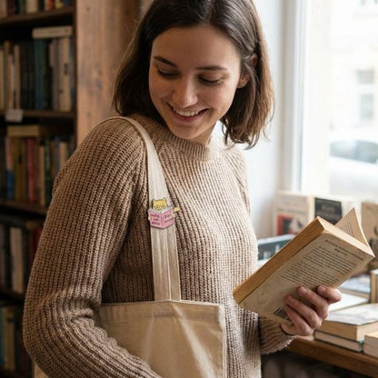 8721438366880 Schattige Kattenbroche met Boek – “Books Are Better Than People” Emaille Pin