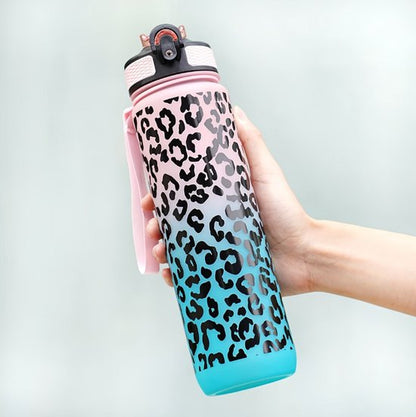 Roze turquoise kleurverloop waterfles bidon dames met zwart luipaard patroon en draaglus – herbruikbare sport waterfles met flip drinkdop en sluitclip voor fitness sport fietsen school kantoor en outdoor gebruik