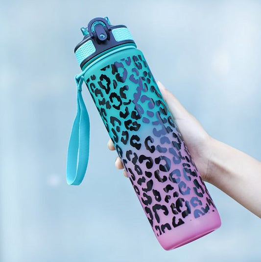 Gradiënt groen paars bidon drinkfles met panter print – bidon met draag lus en drink tuit – herbruikbare waterfles dames en heren – kunststof drinkfles met flip dop en luipaard patroon design