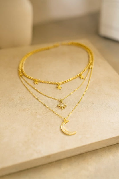 8721381451398 Dames Ketting – Gelaagd Design – Goudkleurig – Met Sterretjes, Maanhanger en Strassdetails