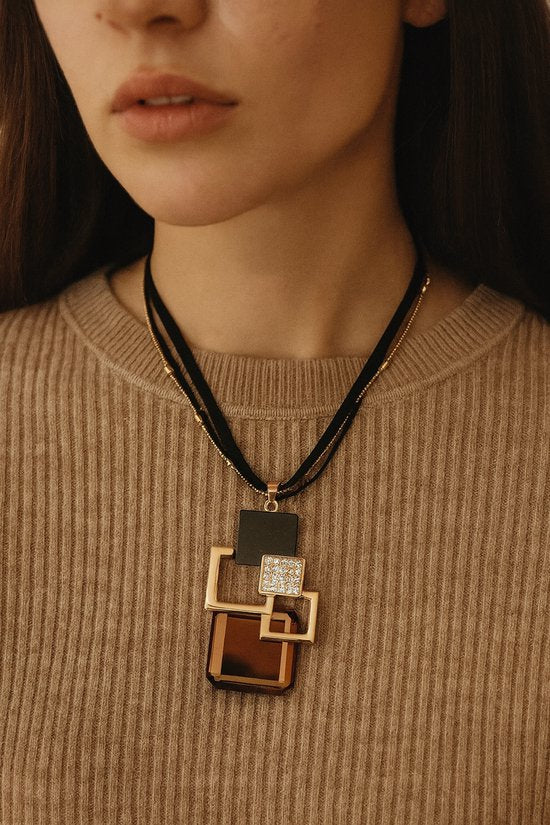 8721381459172 Zwart-goudkleurige ketting voor dames met geometrische hanger en bruine steen – ketting met hanger