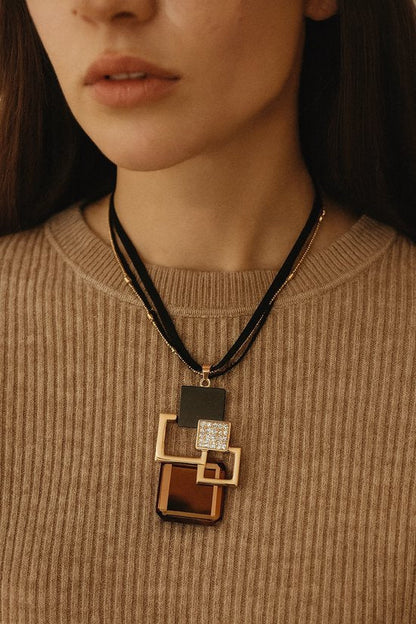 8721381459172 Zwart-goudkleurige ketting voor dames met geometrische hanger en bruine steen – ketting met hanger