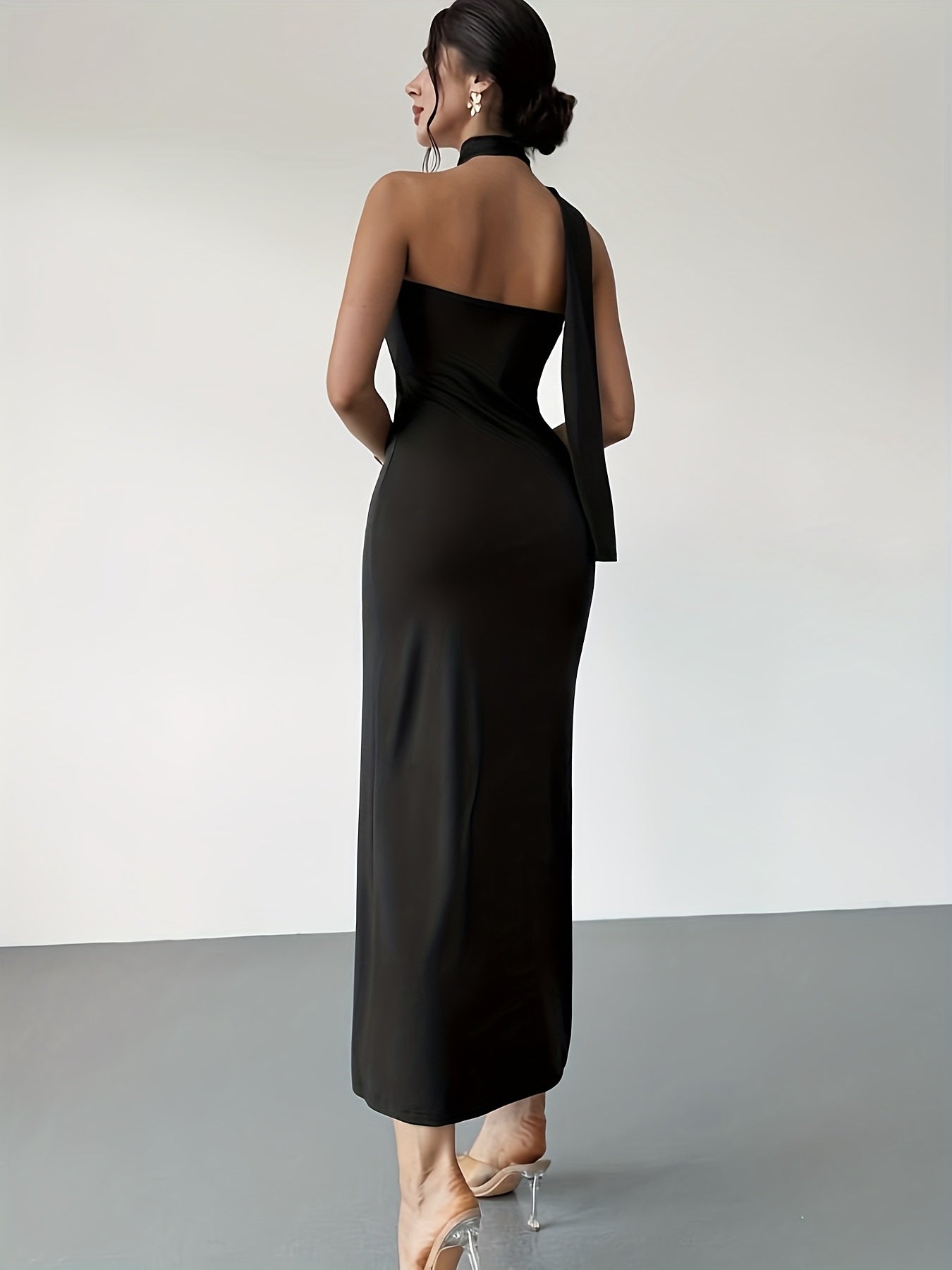 NOIRE™ – Minimalist Halter Bodycon Dress