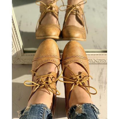 Clara – Chaussures tendance à talon bloc et conception découpé