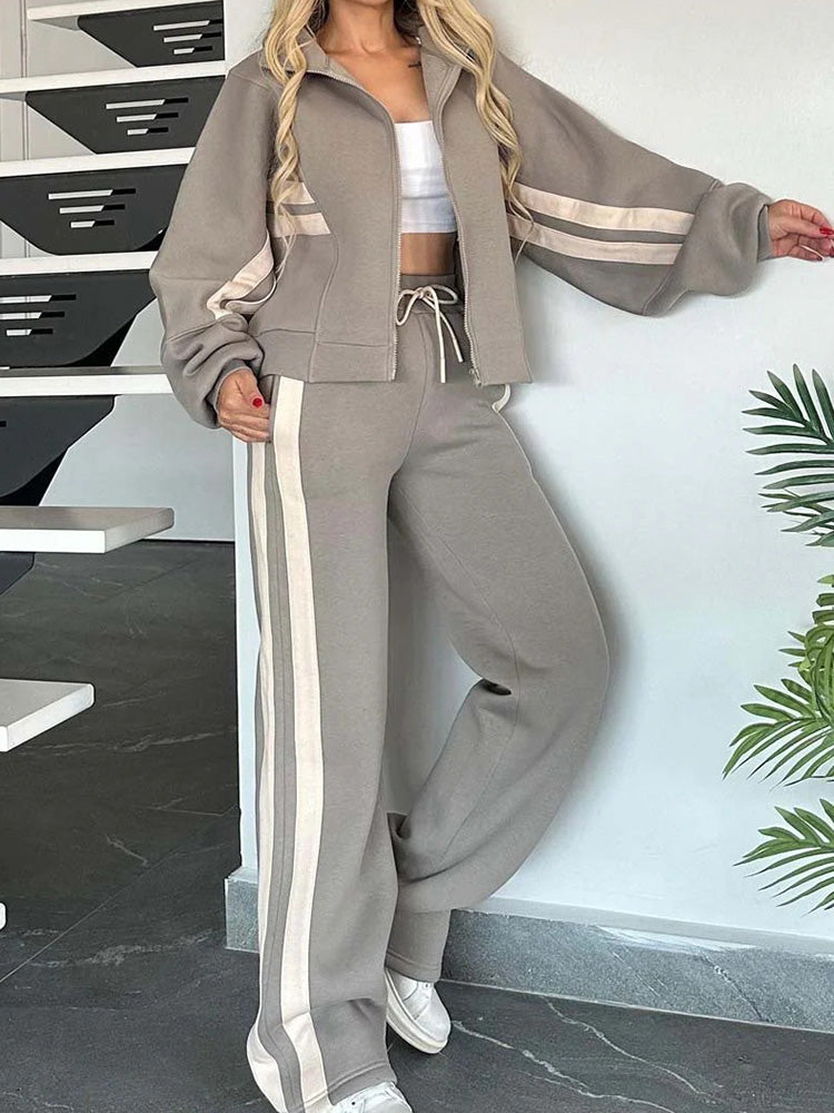 Cozy, casual 2-piece set with zip-up sweatshirt and trousers