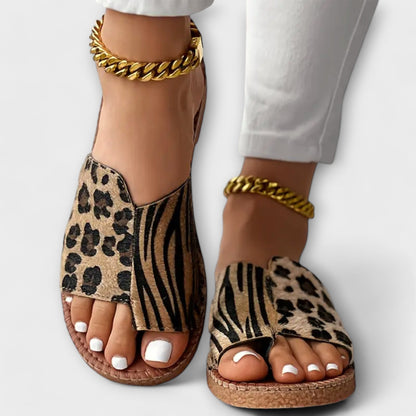 Chinelos bicolores com padrão leopardo