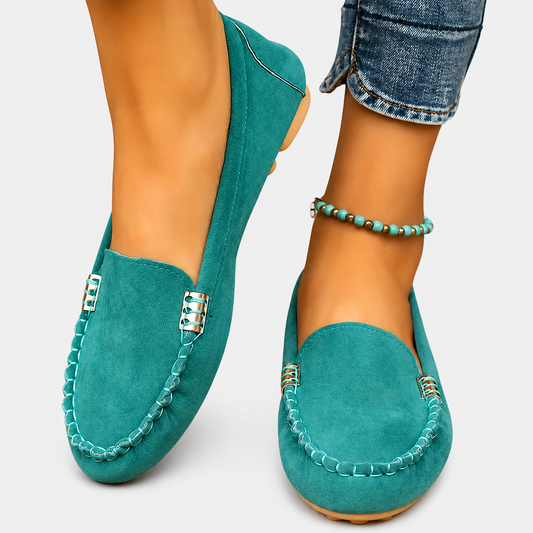 Sive ženske balerinke Mocassino Kaia™ Alma Ljubljana s gladkim usnjem in elegantnim dizajnom, prikazane na beli podlagi.