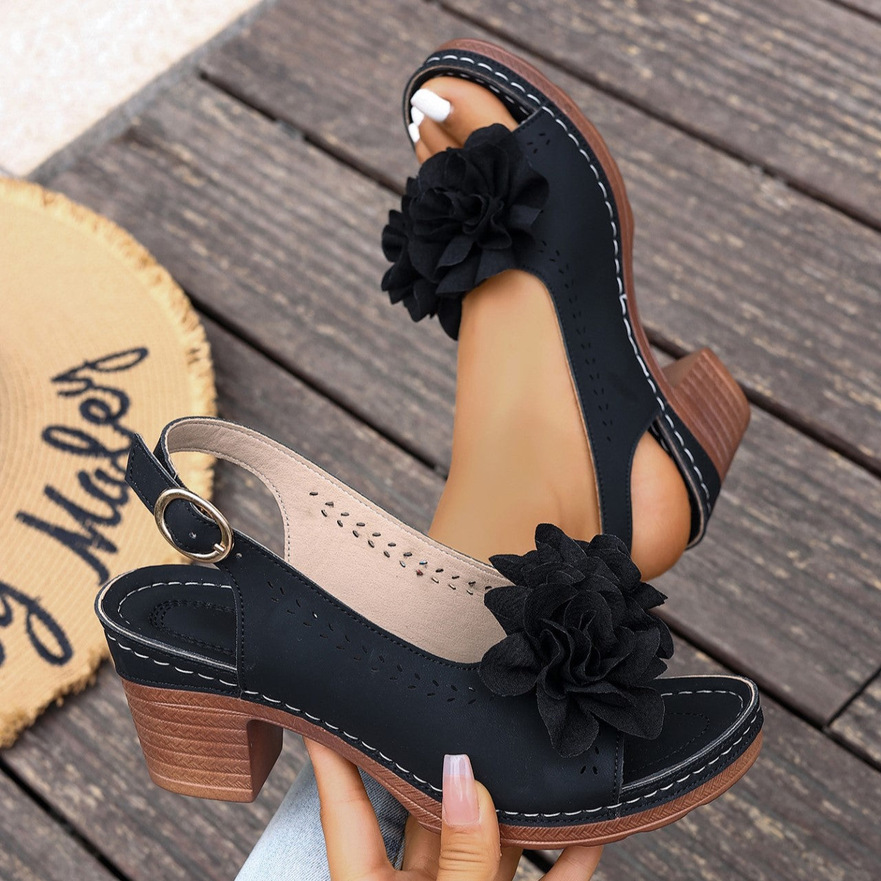 Laiva | Sandalen mit Blütenapplikation und Blockabsatz