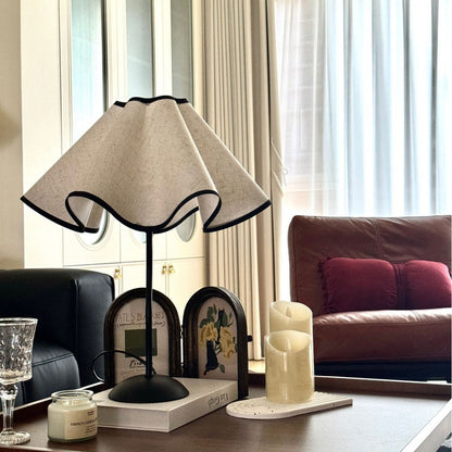 Tischlampe in Blütenblattform Nachttischlampe