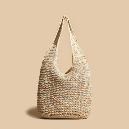 Sac en paille tressée beige sur fond uni, design minimaliste, mode éthique, accessoire d'été, tendance éco-responsable, style bohème chic.