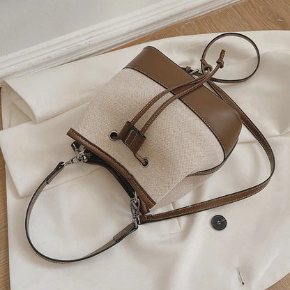 Canvas-Eimer-Tasche mit veganem Lederbesatz und Kordelverschluss