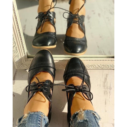 Clara – Chaussures tendance à talon bloc et conception découpé