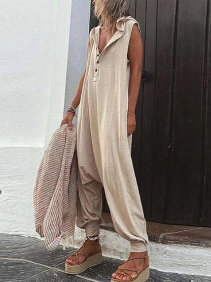 Mette - Halvknapet jumpsuit med hætte og uden ærmer