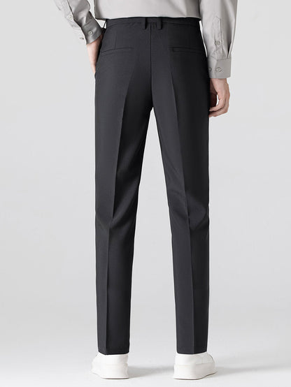 Schlanke Slim-Fit-Hose mit konisch zulaufendem Bein für einen modernen, geradlinigen Look