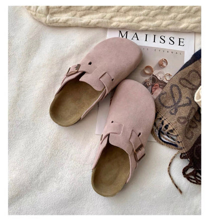 Chanclas francesas de estilo retro, confeccionadas en piel auténtica y con la punta cerrada.