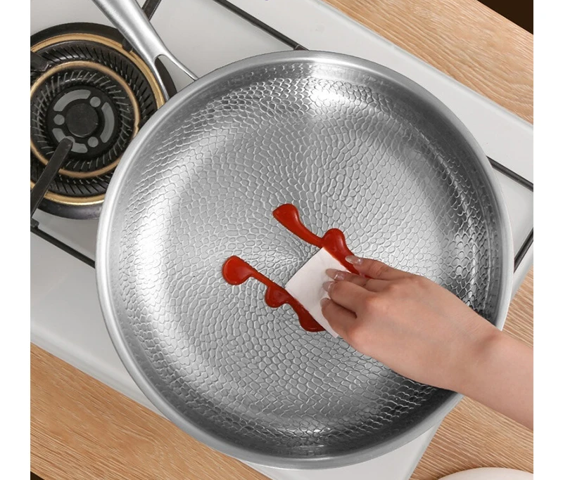 TitanPro – Pure Titanium Frying Pan with Hammered Fish-Scale Pattern