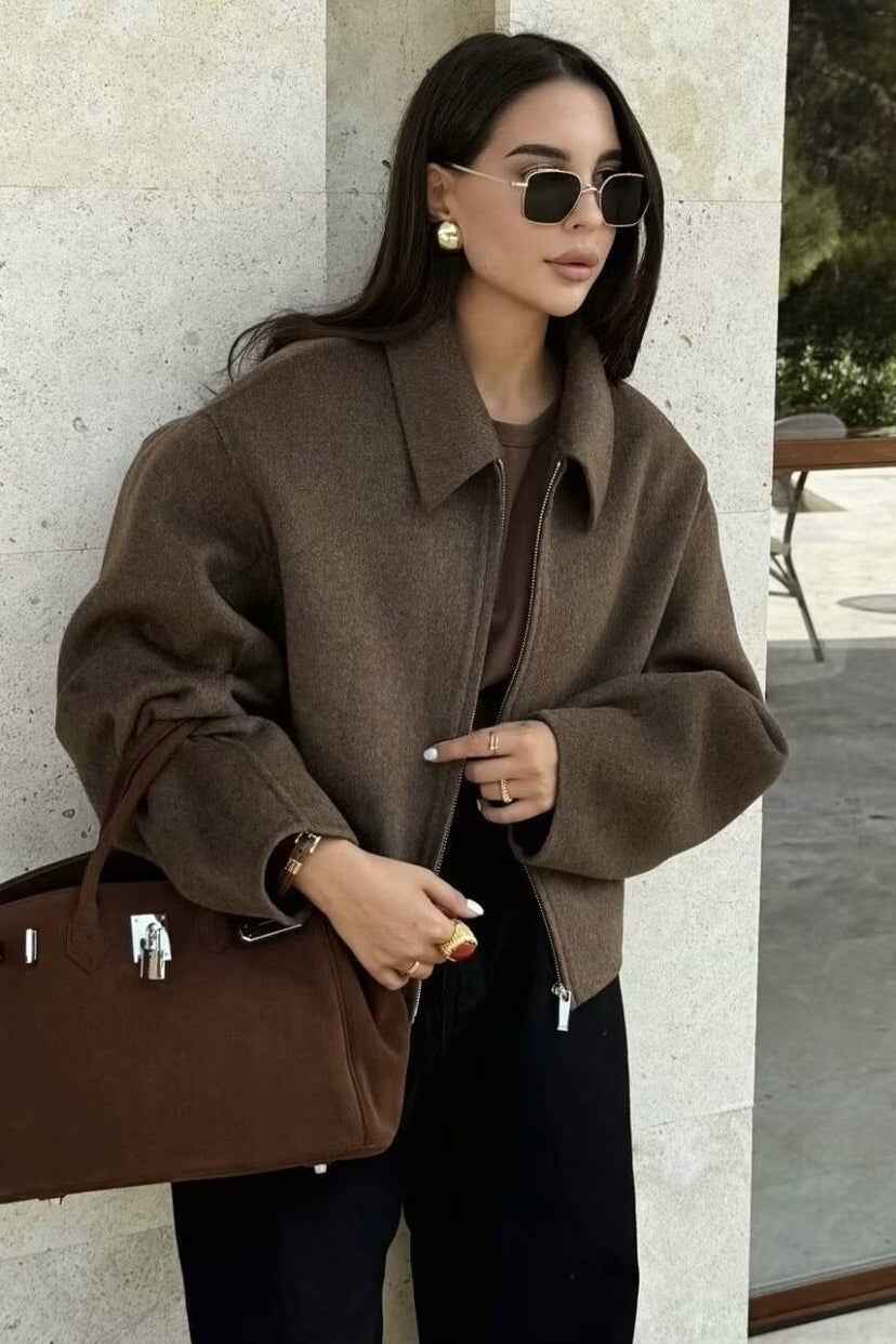 Eleganter kurzer Wollmantel mit Stehkragen, ungegessen, für einen minimalistischen Stil