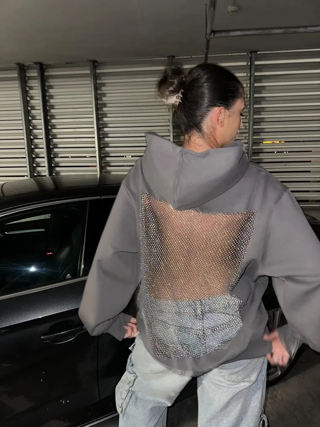 Bluza damska | z kapturem oversize z ozdobną aplikacją na plecach