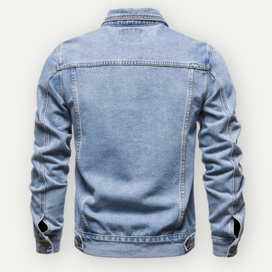 Veste en jean bleu clair pour homme vue de dos, style décontracté, manches longues, coutures apparentes, idéale pour mode urbaine et tendance.