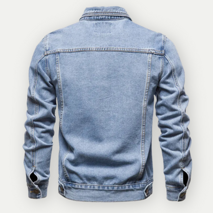 Veste en jean bleu clair pour homme vue de dos, style décontracté, manches longues, coutures apparentes, idéale pour mode urbaine et tendance.