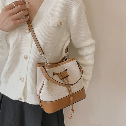 Canvas-Eimer-Tasche mit veganem Lederbesatz und Kordelverschluss