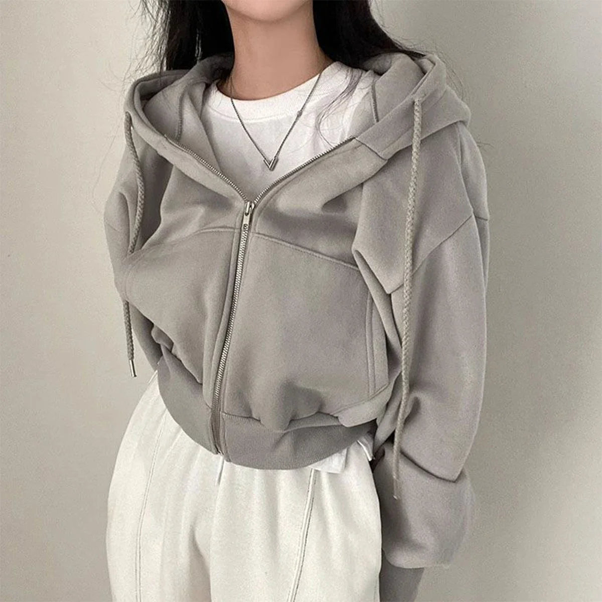 Stilvoller kurzer Kapuzenpullover