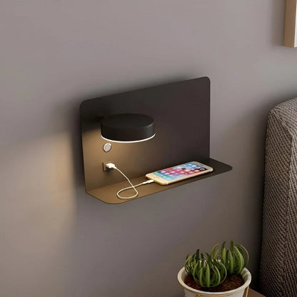 Væglampe med USB Oplader og Praktisk Hylde