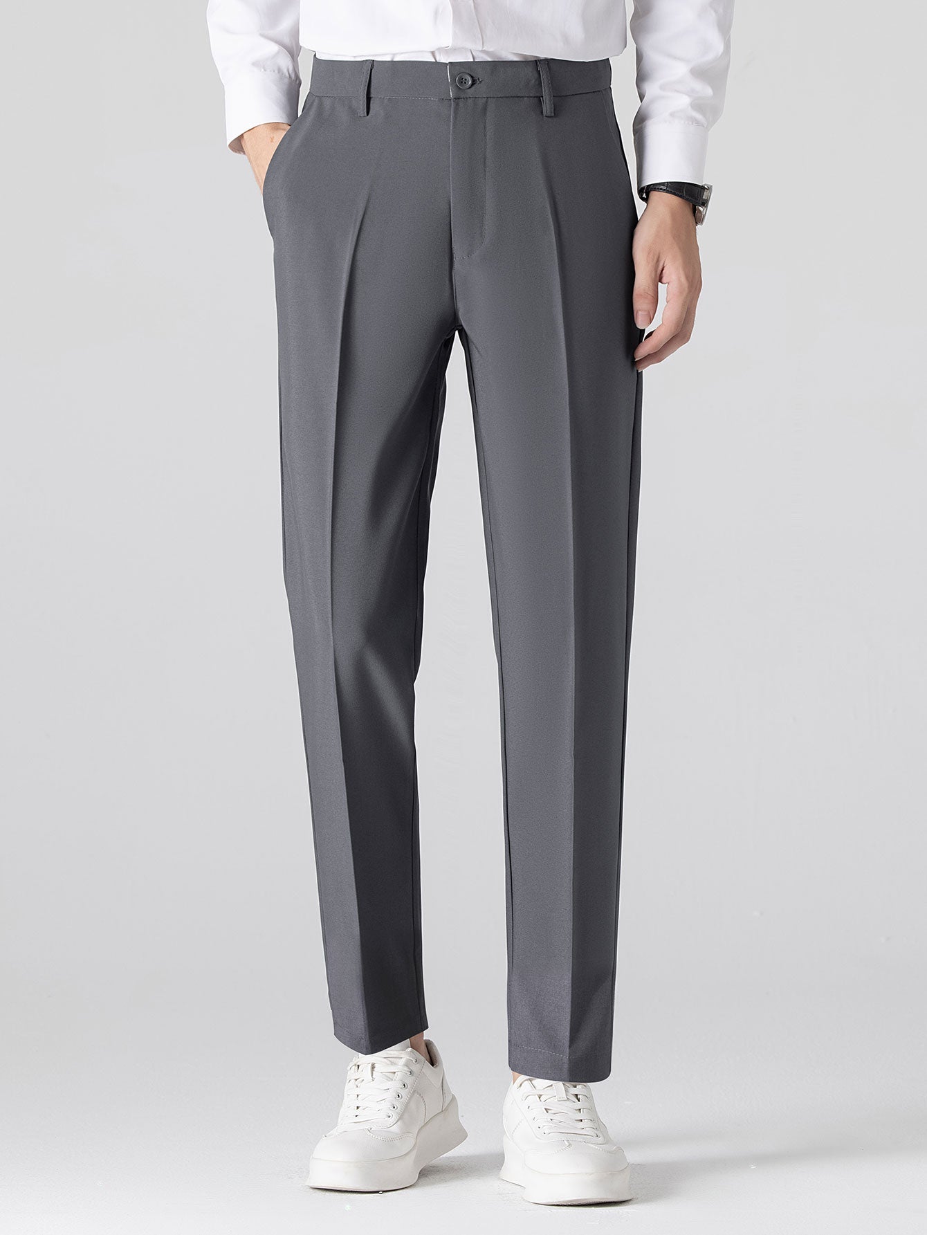 Schlanke Slim-Fit-Hose mit konisch zulaufendem Bein für einen modernen, geradlinigen Look