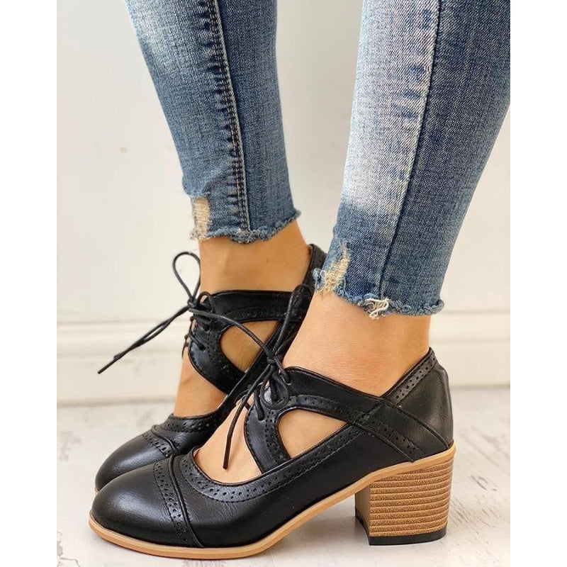 Clara – Chaussures tendance à talon bloc et conception découpé