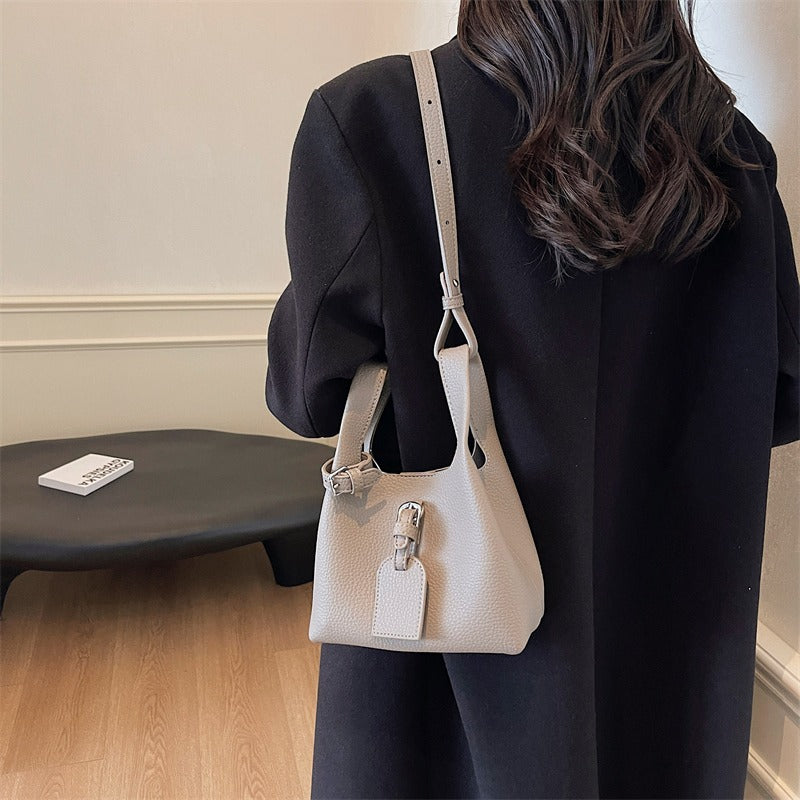 Vegane Leder Mini-Beuteltasche mit verstellbarem Riemen