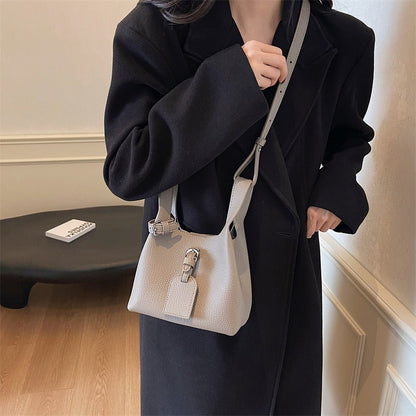 Vegane Leder Mini-Beuteltasche mit verstellbarem Riemen
