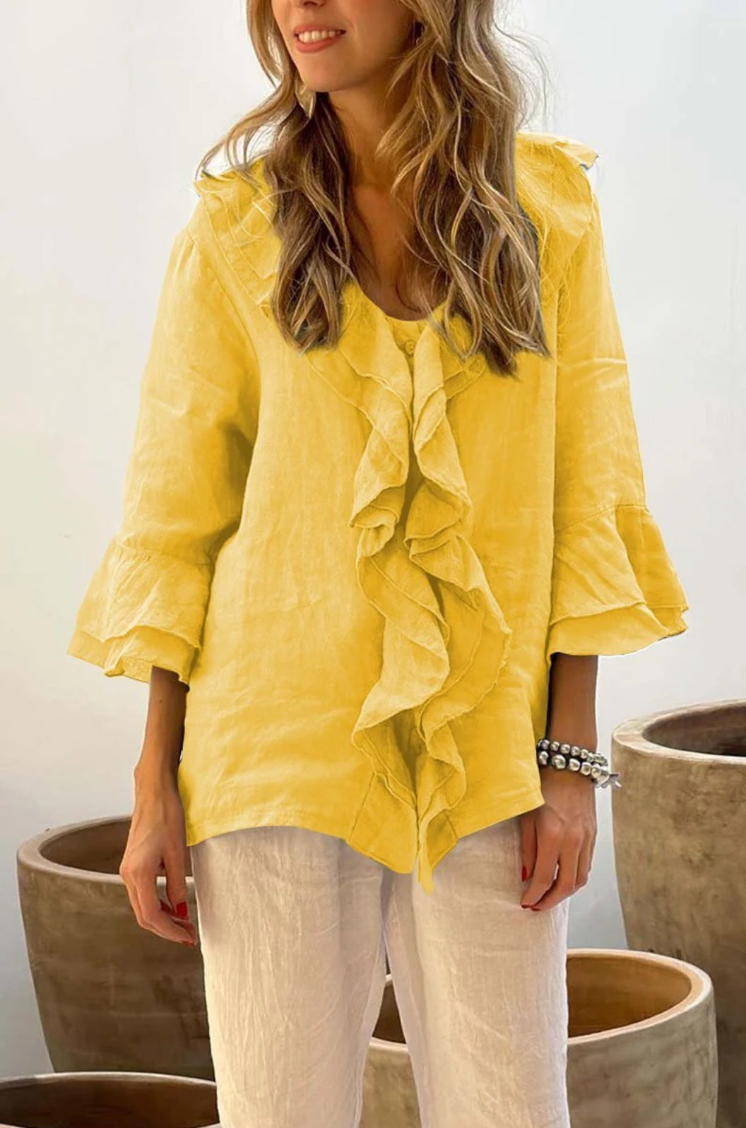 Blusa com decote em V e mangas franzidas