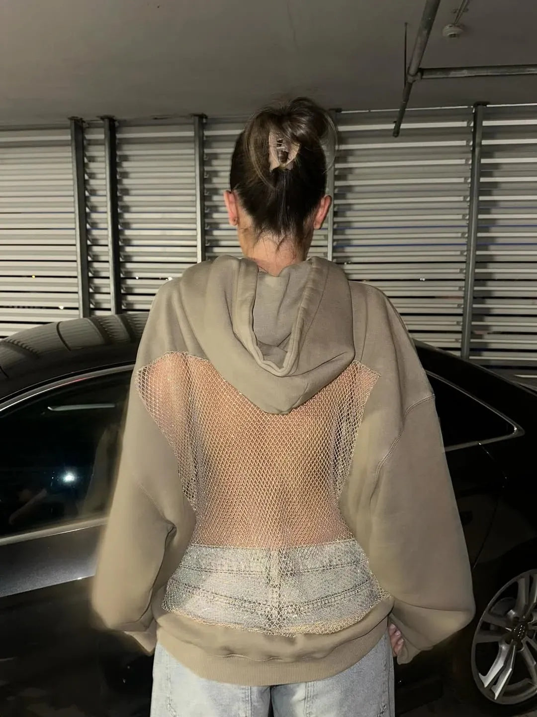 Bluza damska | z kapturem oversize z ozdobną aplikacją na plecach