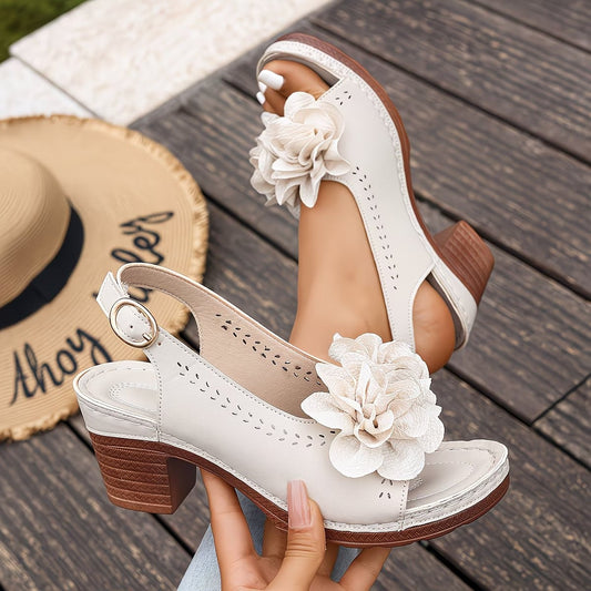 Laiva | Sandalen mit Blütenapplikation und Blockabsatz