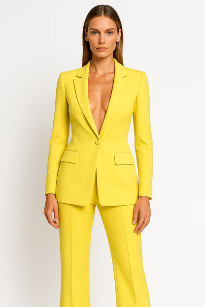 Femme portant un tailleur-pantalon jaune vif, veste ajustée, sans chemise. Mode élégante, tendance, style professionnel, fond blanc.