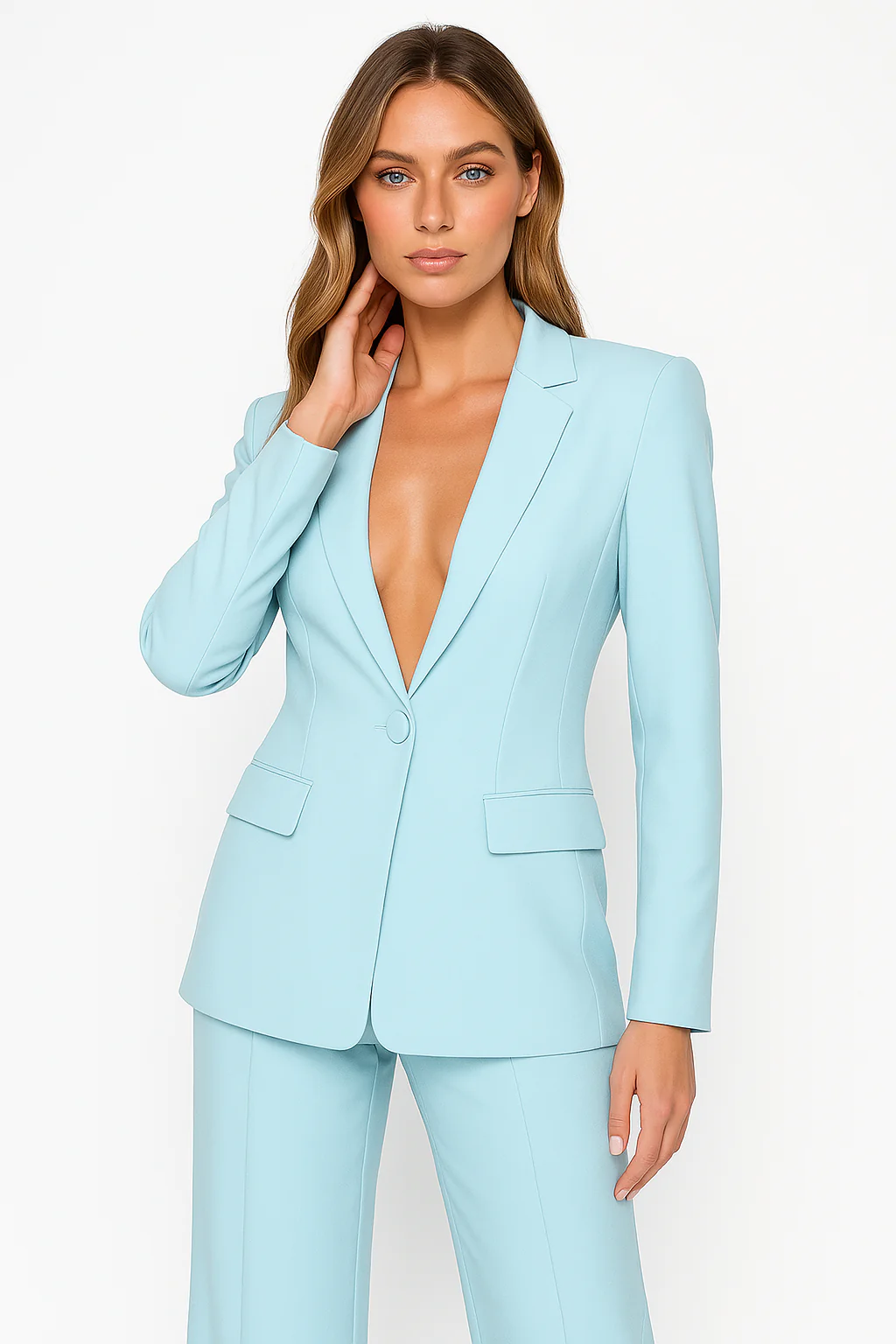 Femme portant un tailleur bleu clair élégant, veste ajustée, pantalon assorti, mode professionnelle, style moderne, fond blanc.