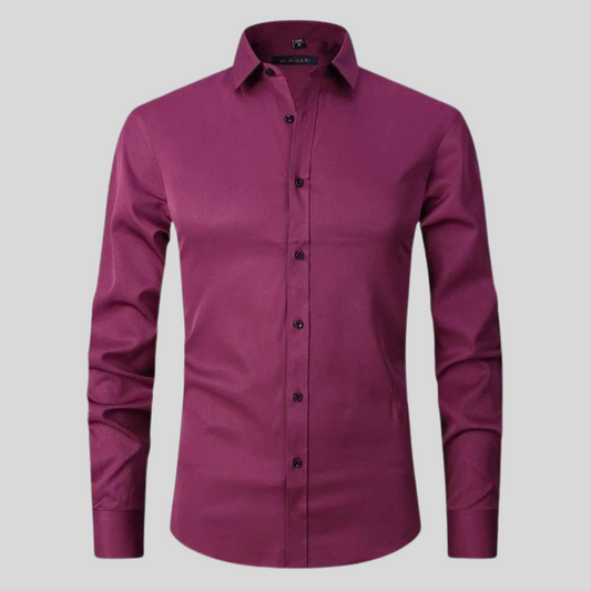 Bordeaux herreskjorte med lange ærmer, klassisk krave og sorte knapper. Stilfuldt design til formelle og afslappede lejligheder.