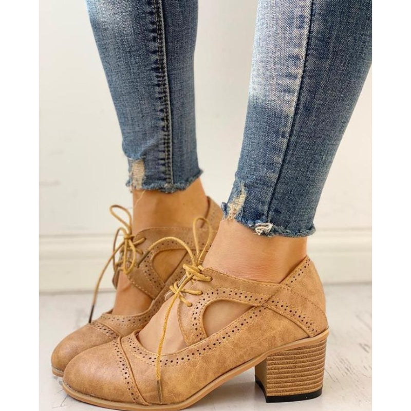 Clara – Chaussures tendance à talon bloc et conception découpé