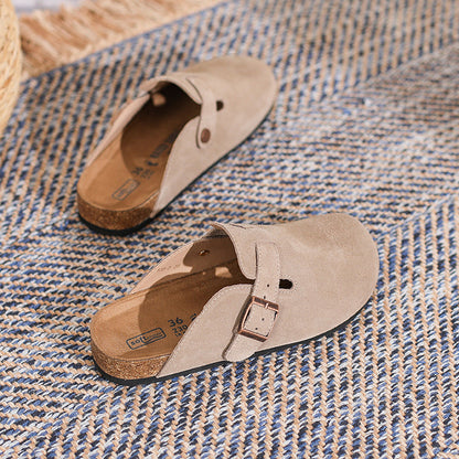 Chanclas francesas de estilo retro, confeccionadas en piel auténtica y con la punta cerrada.
