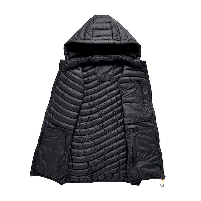Veste doudoune noire avec capuche, design matelassé, poches intérieures et extérieures, idéale pour l'hiver et les activités en plein air.