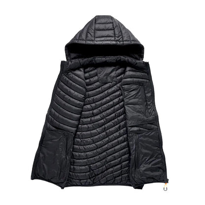 Veste doudoune noire avec capuche, design matelassé, poches intérieures et extérieures, idéale pour l'hiver et les activités en plein air.