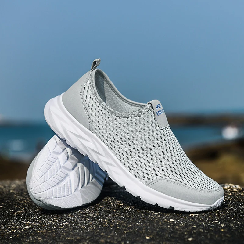 Chaussures de sport légères grises pour hommes, semelle blanche antidérapante, design respirant, idéales pour la course et les activités extérieures.