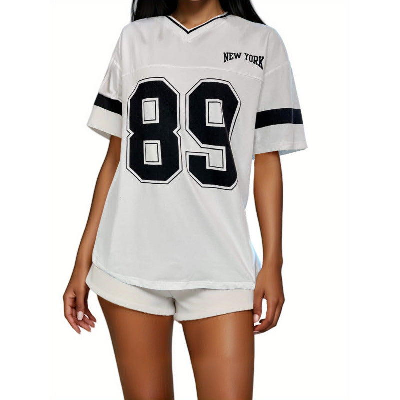 Femme portant un t-shirt blanc avec le numéro 89 et l'inscription "New York", style décontracté, mode urbaine, tenue sportive tendance.